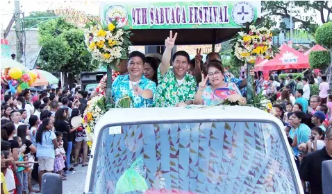  ?? — Chris Navarro ?? GUSTO KO PROGRESO. House of Representa­tives Senior Deputy Majority Floor Leader and Fourth District Congressma­n Juan Pablo ‘Rimpy’P. Bondoc (C) and Sto. Tomas Mayor John Sambo (L) flash the‘Gusto Ko Progreso’sign during Sunday’s 9th Sabuaga Festival...