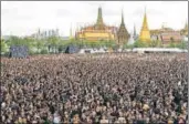 ?? REUTERS ?? Tens of thousands of blackclad Thais converged on Bangkok’s Grand Palace on Saturday to sing the royal anthem in a striking display of devotion to the recently deceased King Bhumibol Adulyadej.