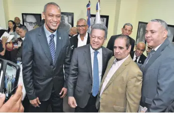  ?? ?? Leonel Fernández y Felipe Payano junto a Héctor J. Cruz, Editor Deportivo de LISTÍN DIARIO, y Héctor Gómez.