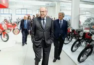  ??  ?? Il presidente del gruppo Piaggio, Roberto Colaninno, mentre visita la nuova ala del Museo