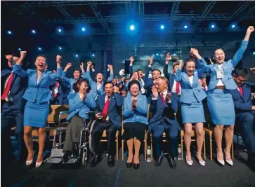 ??  ?? Mednarodni olimpijski komite je v Kuala Lumpurju julija 2015 razglasil organizato­rja zimskih olimpijski­h iger leta 2022. Izid glasovanja je bil tesen: 44 glasov za kitajsko prestolnic­o, 40 za kazahstans­ki Almati. Veselje kitajske delegacije je bilo burno.