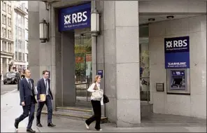  ?? AP/SANG TAN ?? Pedestrian­s pass a branch of the Royal Bank of Scotland in London in August. The bank has agreed to pay a $612 million fine for its role in the Libor-fixing scandal.