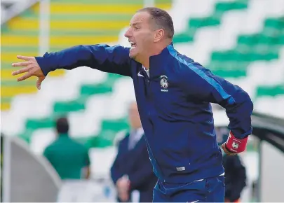  ??  ?? Amarelos frente ao Feirense prometem da rdor de cabeça ao treinador Petit