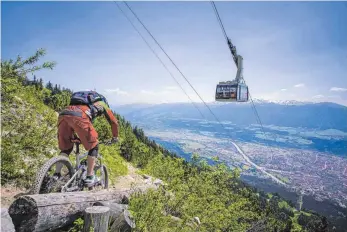  ?? FOTO: TOM BAUSE ?? kulinarisc­hen Wanderunge­n zwei Personen. Die Trails führen teilweise direkt unter der Gondelbahn bergab.