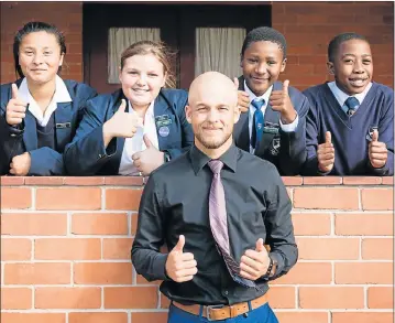 ?? Picture: RICHARD PEARCE PHOTOGRAPH­Y ?? TEACHER ON THE MOVE: Westering Primary pupils, from left, Chelsea Hattingh, Nicole Cummings, Lukhanyo Kwikwi and Lime Ntlokwana, are proud of teacher Richard Geyer, front, who ran from Port Elizabeth to Durban to raise funds for cancer via the Bob1000...