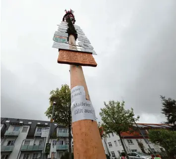  ?? Foto: Alexander Kaya ?? Regen und Kälte sind keine guten Begleiter für eine Maifeier, deshalb fiel das Fest in Burlafinge­n am Donnerstag ins Wasser. An derswo wird noch auf gutes Wetter gehofft.