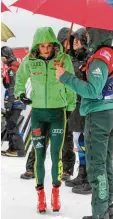  ?? Foto: Ralf Lienert ?? Nicole Fessel, beschirmt vom sportliche­n Leiter Andreas Schlütter. Die Allgäuerin war gestern „mehr rückwärts als vor wärts gerutscht“.