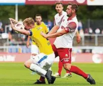  ??  ?? Kölns Torschütze Maik Kegel (rechts) bringt Zeiss-kapitän René Eckardt zu Fall. Foto: Johannes Böhme