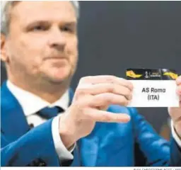  ?? JEAN-CHRISTOPHE BOTT / EFE ?? El alemán Dietmar Hamann enseña la papeleta de la Roma en el sorteo.