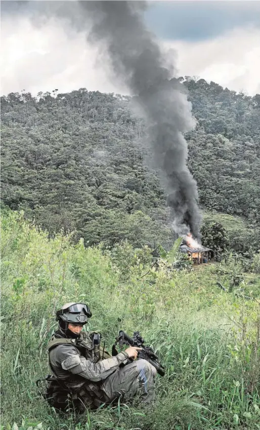  ??  ?? Intervenci­ones Una unidad especial de la Policía colombiana quema un laboratori­o de coca pertenecie­nte al cártel de la droga del clan del Golfo