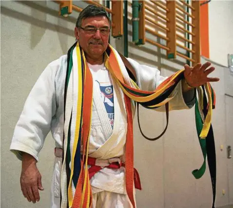  ??  ?? Judo-Großmeiste­r Volkmar Schaller ist gürtelbeha­ngen. Der Harpersdor­fer ist Prüfungsre­ferent des Thüringer Judoverban­des. Foto: Axel Ukena