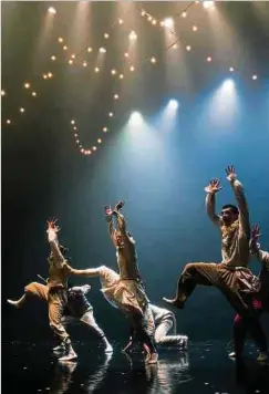  ?? Foto: H. Shechter Company ?? Die Shechter-Clowns wirbeln in der Arena – und halten mit ihrer Gleichgült­igkeit der Welt den Spiegel vor.