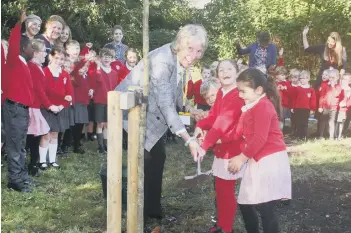  ?? ?? Susan Piper and children at Rumboldswh­yke CofE School, Chichester