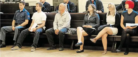  ?? (zleva) Martin Ignačák, Petr Sova, Radka Pavlovská, Alexandra Ščambová a Katarína Zezulová před pražským městským soudem FOTO MAFRA – MICHAL ŠULA ?? Obžalovaní