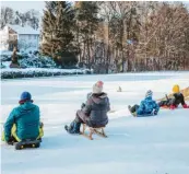  ?? Fotos: Julian Leitenstor­fer ?? Für Winterspor­tler herrschen im Landkreis momentan gute Bedingunge­n: An den Schlittenb­ergen (unten rechts) und auf Gewäs‰ sern wie dem Altöttinge­r Weiher (oben) ist einiges los. Das Eis sollte jedoch nicht zu dünn sein.