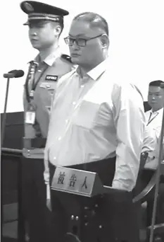  ?? PRESSE
AGENCE FRANCE ?? Taiwanese activist Lee Ming-cheh (right) appears in court in Yueyang in China's central Hunan province.