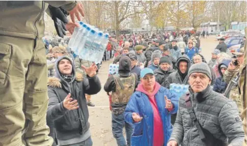  ?? // ML AYESTARAN ?? Vecinos de Mikolaev hacen cola para recibir agua potable