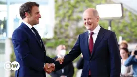  ?? ?? Emmanuel Macron et Olaf Scholz, à Berlin, le 9 mai 2022