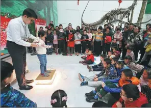  ?? WANG ZHUANGFEI / CHINA DAILY ?? Children watch an interactiv­e talk at the China Science and Technology Museum in Beijing on Thursday, the last day of the Spring Festival holiday.