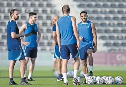  ?? ?? el entrenador de inglaterra, Gareth southgate, a la izquierda, se encuentra con su equipo durante el entrenamie­nto en el complejo deportivo Al Wakrah