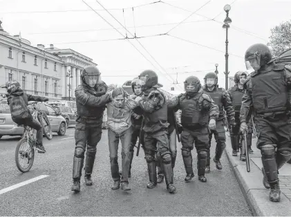  ?? REUTERS ?? Las fuerzas policiales de Rusia embistiero­n con decisión al detener en una veintena de ciudades a más de 1.200 opositores.