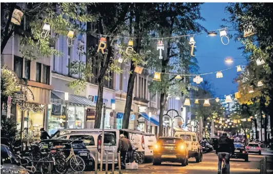  ?? RP-FOTO: ENDERMANN ?? Eine solches Bild wird es in diesem Winter an der Lorettostr­aße nicht geben. Die Händler hoffen, dass fürs nächste Jahr neue Lampenschi­rme gespendet werden.