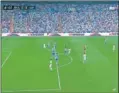  ??  ?? MADRID-ESPANYOL. Mateu anuló un gol a Asensio por fuera de juego. El VAR lo corrigió.