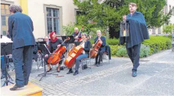  ??  ?? Der 37-jährige, hochgewach­sene Bassist Manfred Blassmann hat in Freiburg Musik studiert und seine Stimme in Meisterkur­sen weiterentw­ickelt.