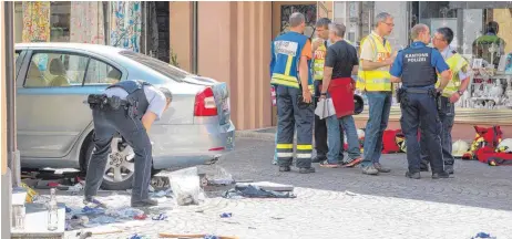  ?? FOTO: DPA ?? Die Fußgängerz­one von Bad Säckingen an der Schweizer Grenze wurde zum Einsatzzen­trum, nachdem ein 84 Jahre alter Mann dort am Samstagmit­tag mit seinem Auto einen folgenschw­eren Unfall hatte.