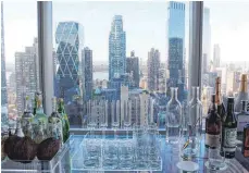  ?? FOTO: DPA ?? Blick aus einer Luxus-Suite in New York: Der Club der Superreich­en wächst – ebenso wie das Vermögen der Dollar-Milliardär­e.