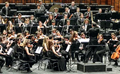  ??  ?? I musicisti dell’Orchestra Giovanile Italiana in un concerto al Teatro del Maggio Musicale