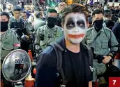  ??  ?? Joker in piazza Un manifestan­te con il volto dipinto alla Joker in una strada di Hong Kong presidiata dalla polizia. È durata alcuni mesi la protesta contro la violazione dei diritti. (Afp/kin Cheung)