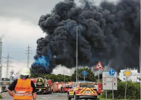  ?? Foto: Oliver Berg, dpa ?? Es ist 9.30 Uhr, als eine gewaltige Detonation Leverkusen erschütter­t. Eine schwarze Rauchwolke überzieht den Chempark, nach Unternehme­nsangaben einen der größten Chemiepark­s Europas.