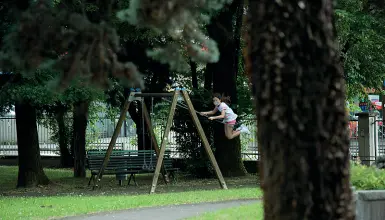  ??  ?? Sull’altalena Una bambina nell’area verde di viale Ippodromo, ieri pomeriggio. Buono l’afflusso dopo lo stop (Parisotto)