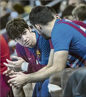  ?? FOTO: PERE PUNTÍ ?? Pablo Urdangarín, hablando con Aitor Ariño durante un partido del Barça