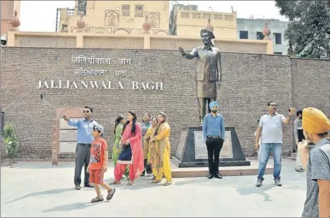  ?? SAMEER SEHGAL/HT ?? Visitors taking selfies in front of the statue of Shaheed Udham Singh at Jallianwal­a Bagh in Amritsar. The 10foot statue of the freedom fighter was unveiled by Union home minister Rajnath Singh on March 13 this year.