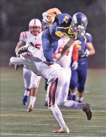  ?? Dan Watson/The Signal (See additional photos on signalscv.com) ?? College of the Canyons wide receiver Tim Wiggins (87) makes the catch and defender Steven Marks (27) at COC on Saturday. is upended by Bakersfiel­d College