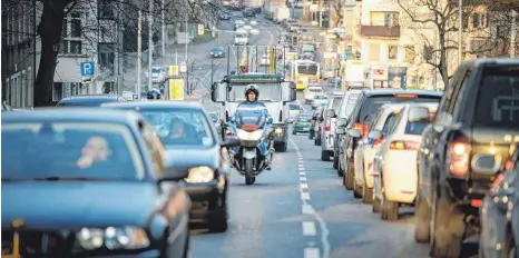  ?? FOTO: DPA ?? Autoverkeh­r in Stuttgart: Über die Luftreinha­ltung in der Landeshaup­tstadt beraten derzeit die Bundesverw­altungsric­hter in Leipzig.