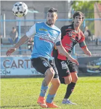  ??  ?? Duelo de capitanes. Fochesatto (S) lo sigue bien de cerca a Leandro Vallejos (SF), quien intenta dominar la pelota.