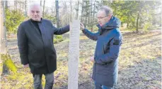  ?? FOTO: EDWIN HÜGLER ?? Das Bild zeigt Pfarrer Bernhard Richter (links) und den Leiter des städtische­n Grünfläche­n- und Umweltamts, Rudi Kaufmann, an der Stele.