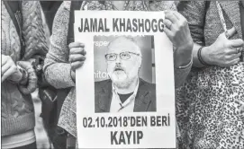  ??  ?? Une femme portant un portrait du journalist­e disparu, Jamal Khashoggi, durant une manifestat­ion en face du consulat d’arabie Saoudite à Istanbul