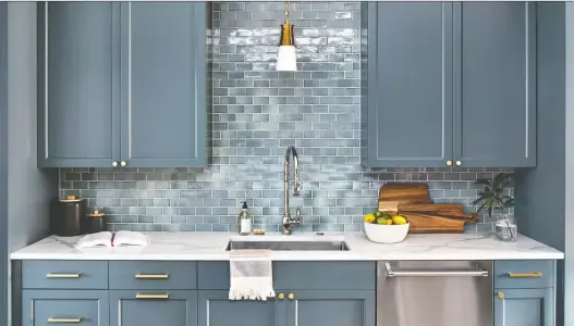  ?? STACY ZARIN GOLDBERG ?? This kitchen by Zoe Feldman Design uses polished nickel plumbing fixtures, satin brass cabinetry hardware and lacquered brass lighting. The matching tile and cabinet paint create a canvas to highlight the different finish selections.