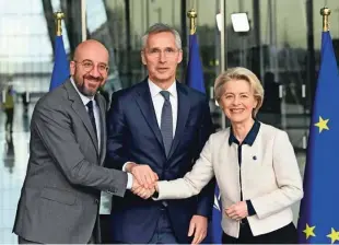  ?? ?? Generalni sekretar Nata Jens Stoltenber­g (na sredini), predsednik evropskega sveta Charles Michel in predsednic­a evropske komisije Ursula von der Leyen po podpisu deklaracij­e o sodelovanj­u EU z Natom
