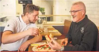  ??  ?? Le chef principal Mirko d’Agata, de la chaîne de pizzerias No 900, goûte à sa création en compagnie de son fournisseu­r de mozzarella di bufflonne, Louis Hébert, de Buffalo Maciocia.