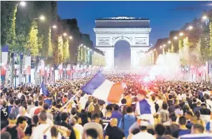  ?? — Gambar Reuters ?? SUASANA HEBAT: Puluhan ribu penyokong berpesta meraikan kejayaan Perancis melangkah ke pentas final selepas menewaskan Belgium di Champs-Elysees, Paris kelmarin.