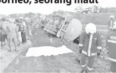  ??  ?? SEORANG pekerja Pan Borneo maut di lokasi kejadian setelah dirempuh sebuah lori ketika sedang bertugas sebagai ‘flagman’.