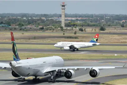  ?? Picture: Neil McCartney ?? ROW TAKES FLIGHT. SAA planes at OR Tambo Internatio­nal Airport.