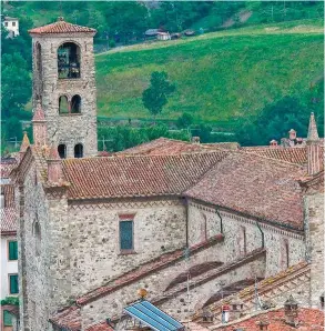  ??  ?? Arriba, la abadía de San Colombano en Bobbio, que nuestros lectores recordarán por El nombre de la rosa y en la que Gerberto ejerció como abad. Abajo, Hugo Capeto, rey de los francos entre los años 987 y 996.