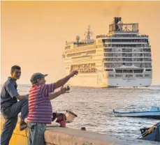  ?? FOTO: AFP ?? Für die Fischer am Malecón noch ein ungewohnte­s Bild: Kreuzfahrt­schiffe vor Havanna.