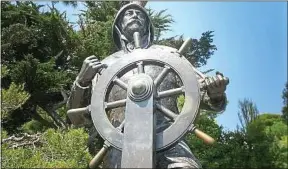  ??  ?? A Monaco, une statue représente le prince Albert à la barre d’un bateau.